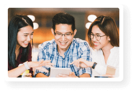 3人の人物が談笑してる写真