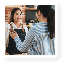 お客様が店員にスマホの画面を見せている写真